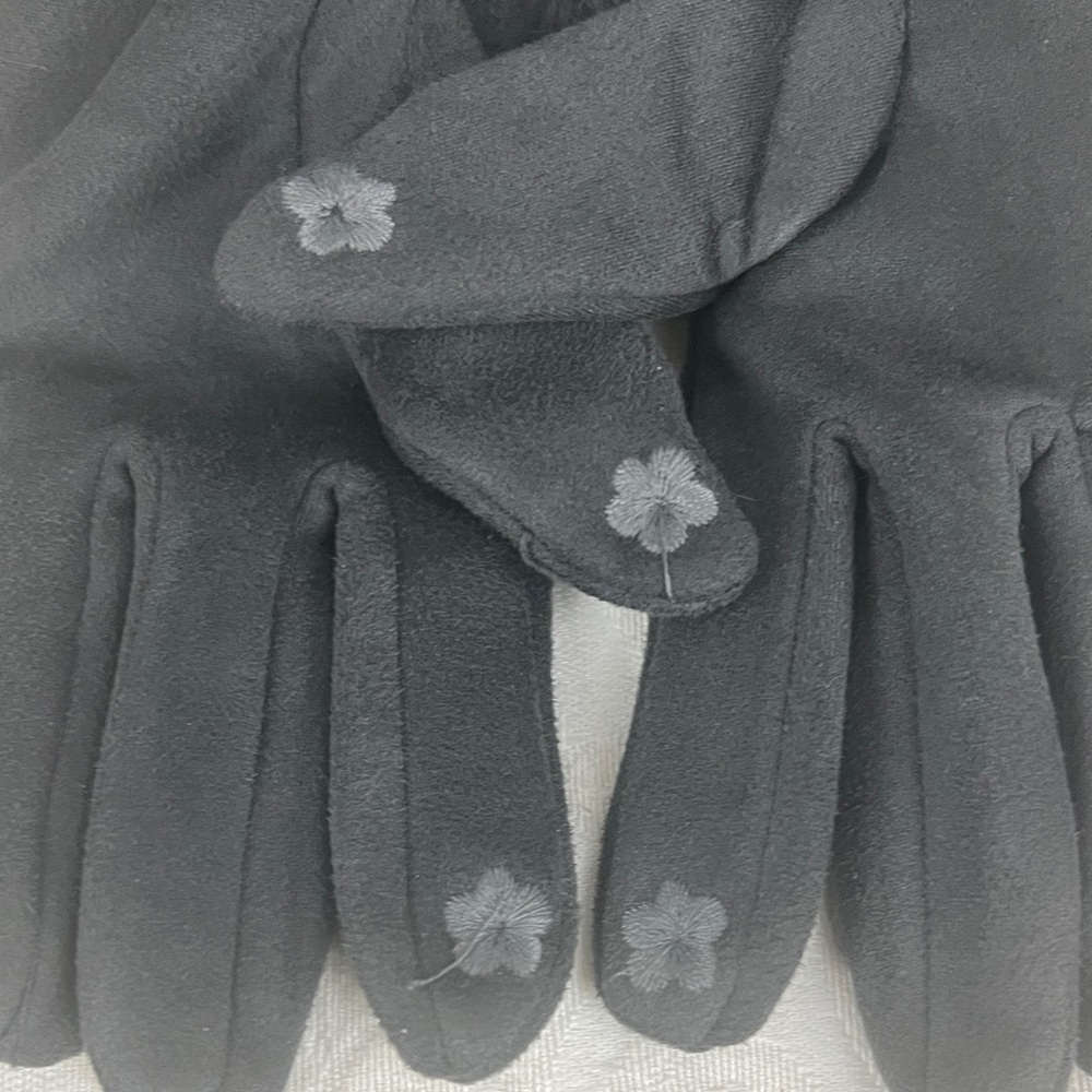 NWT Women's Grey Faux Suede/Fur Cuff Gloves with Faux Pearl Accent. SMART TOUCH - Picture 4 of 4